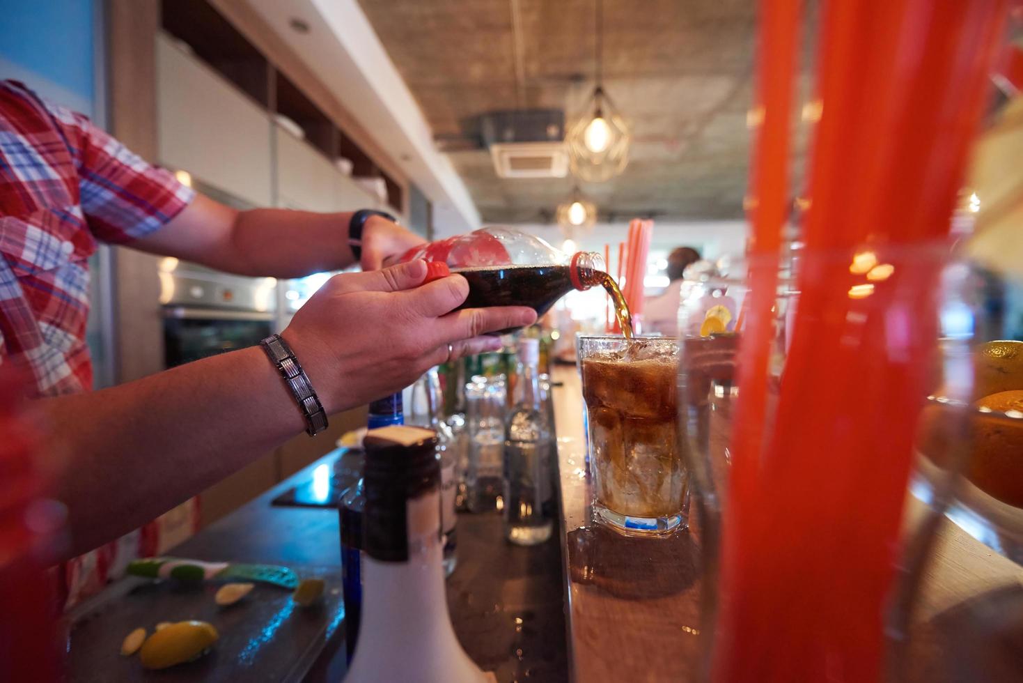 barman prepara una bebida de cóctel fresca foto