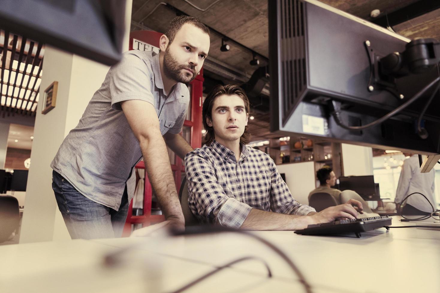 grupo de personas de negocios de inicio trabajando en equipo para encontrar una solución foto