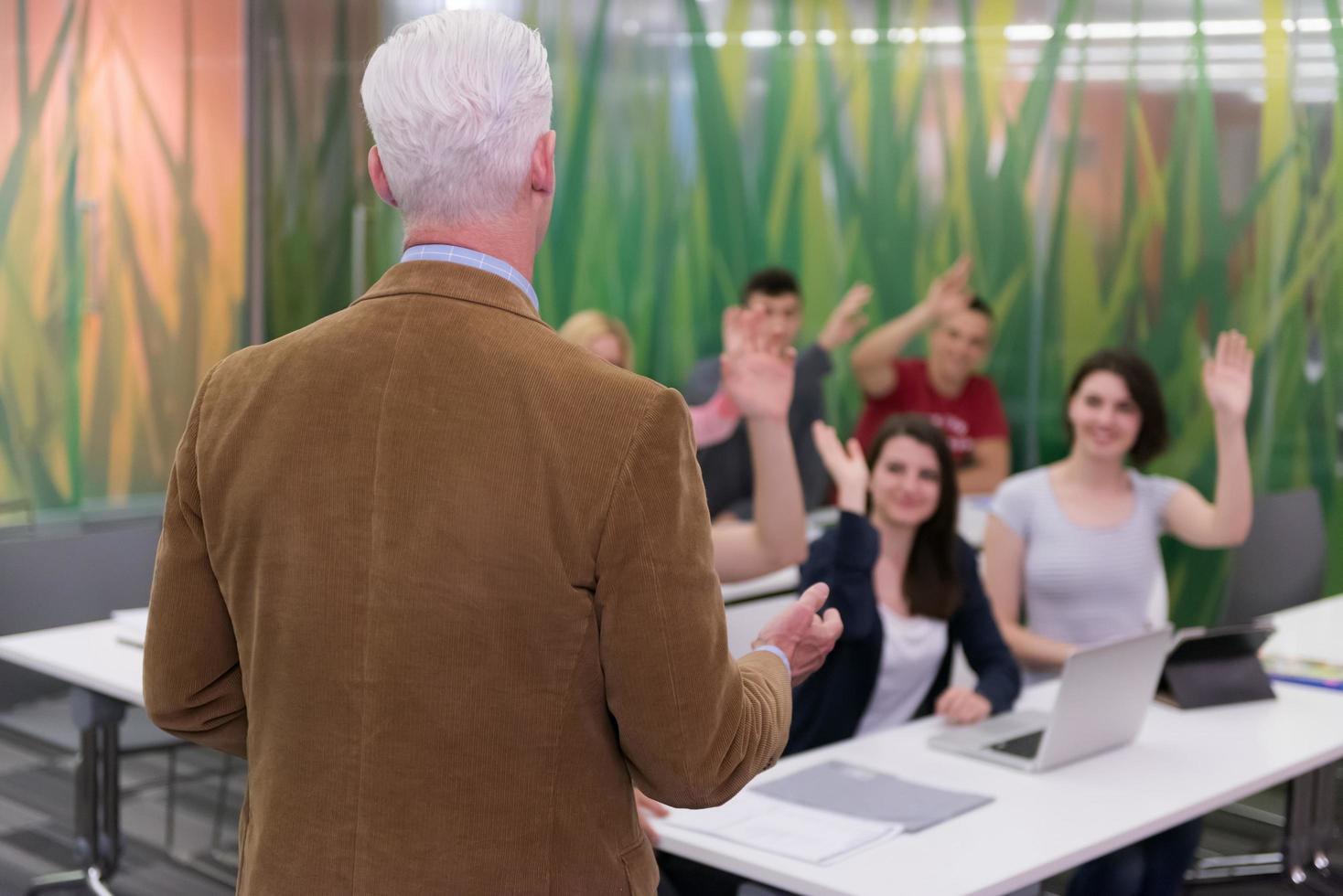 profesor con un grupo de estudiantes en el aula foto