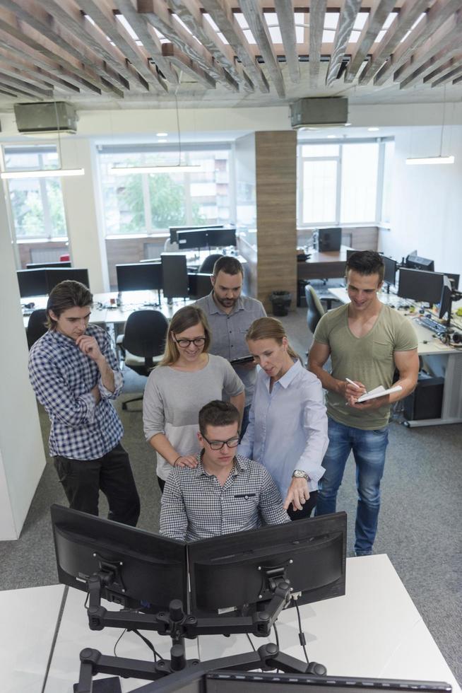 grupo de personas de negocios de inicio trabajando en equipo para encontrar una solución foto