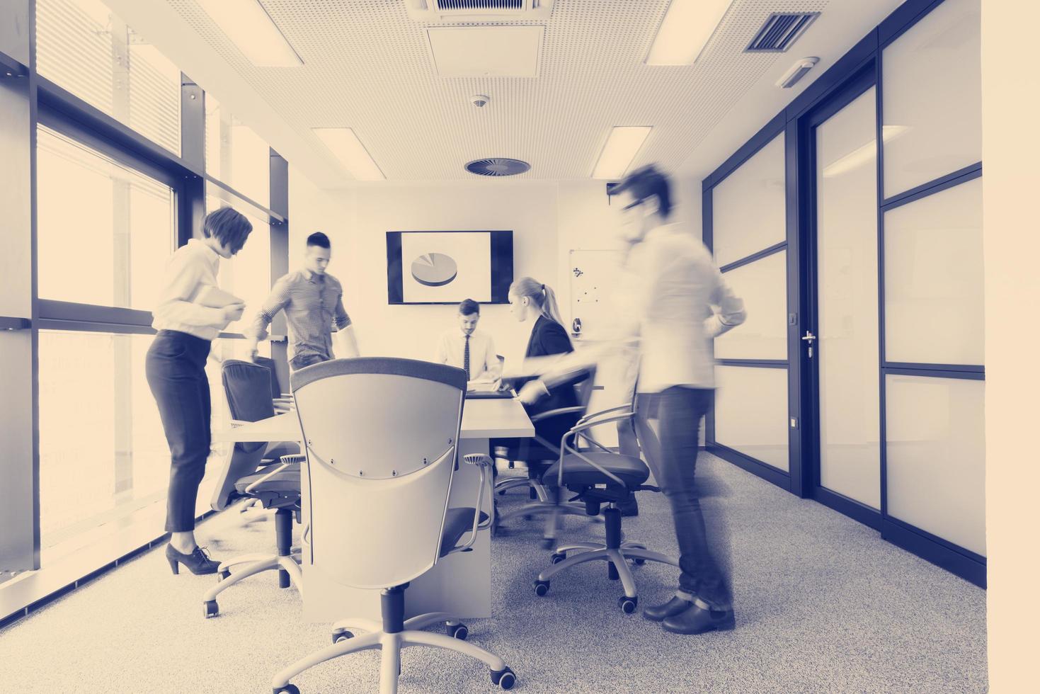 grupo de personas de negocios entrando en la sala de reuniones desenfoque de movimiento foto