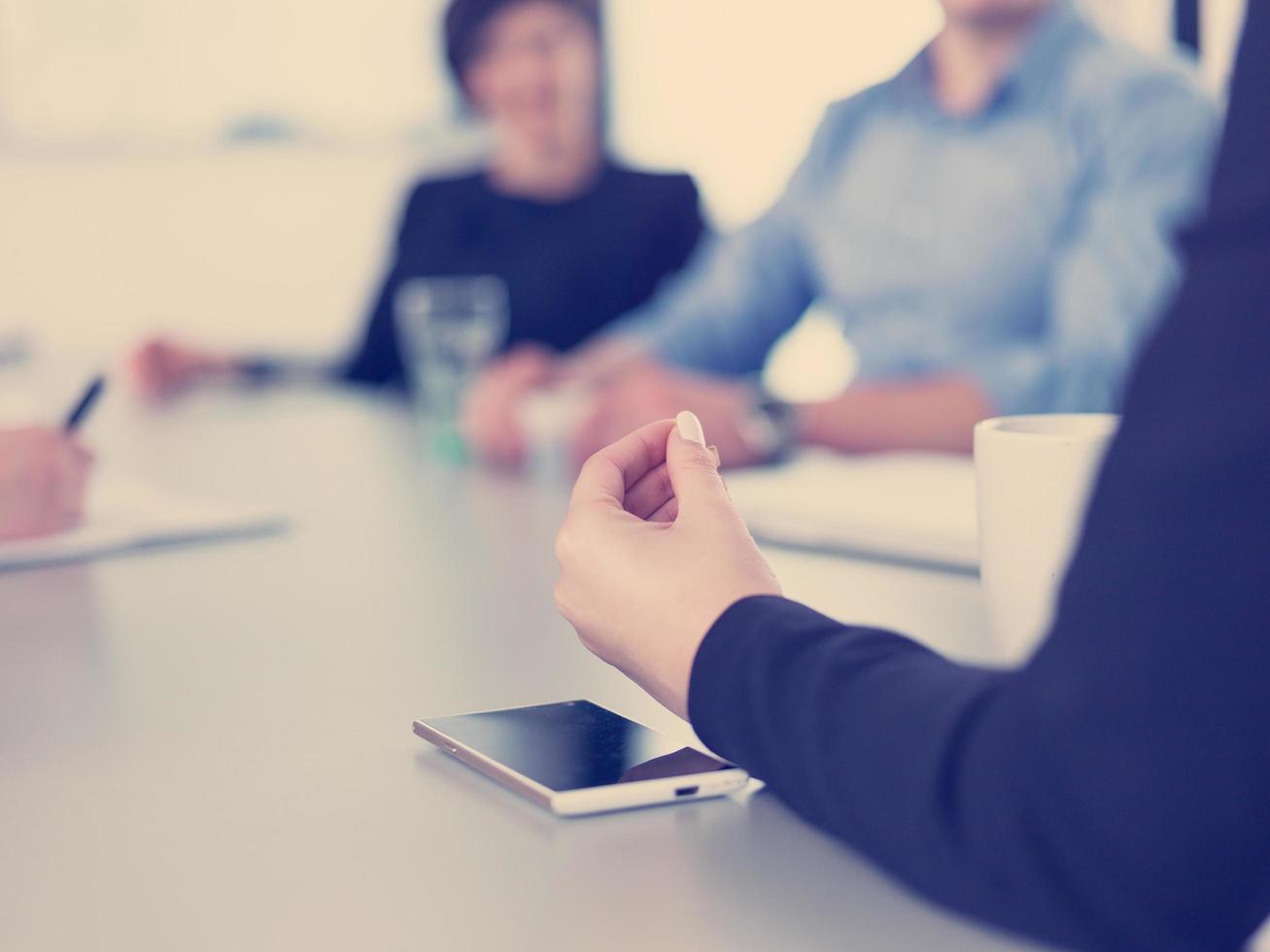 equipo de negocios en una reunión en un edificio de oficinas moderno foto