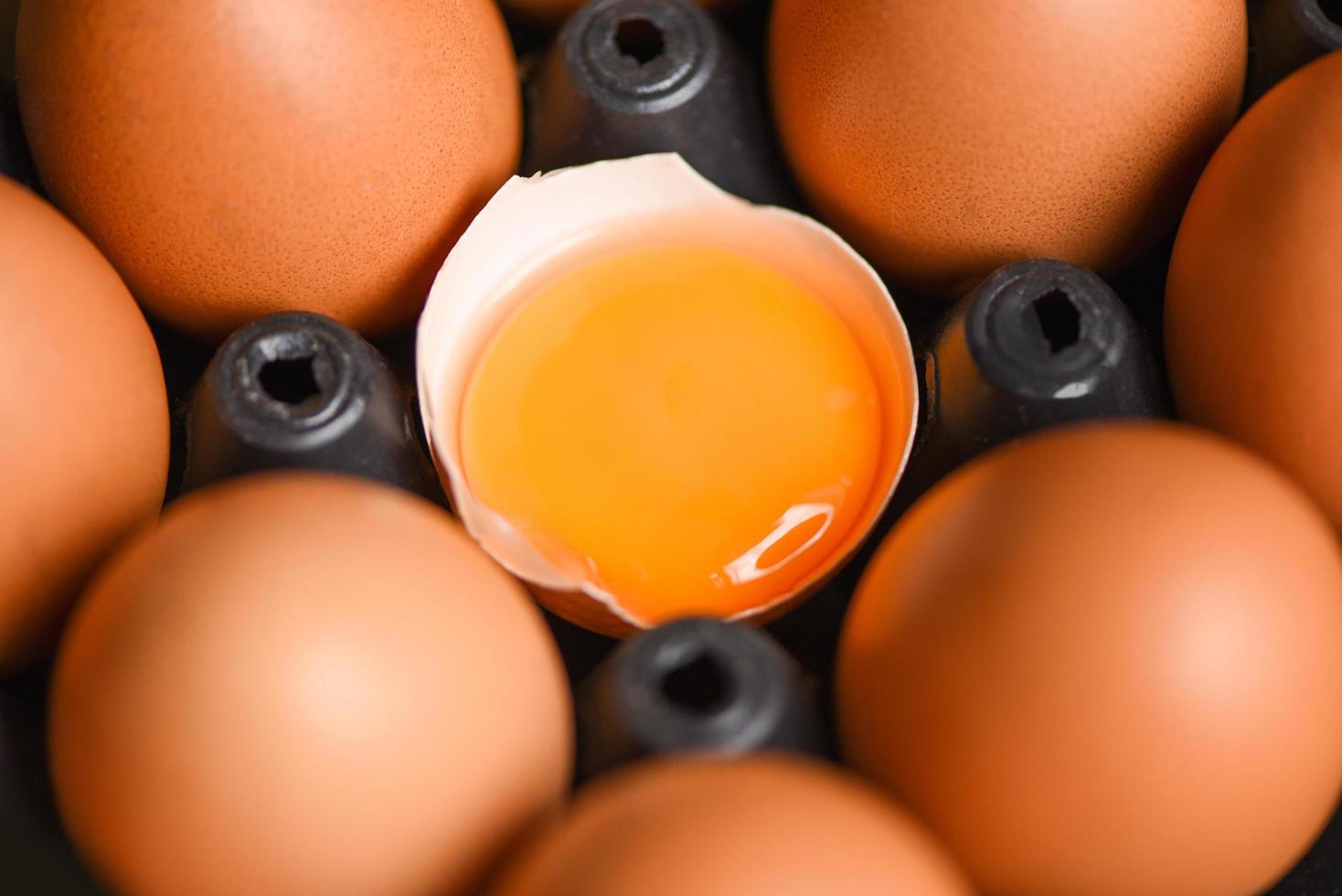 huevos de gallina de productos agrícolas naturales en caja concepto de alimentación saludable - yema de huevo fresca rota foto