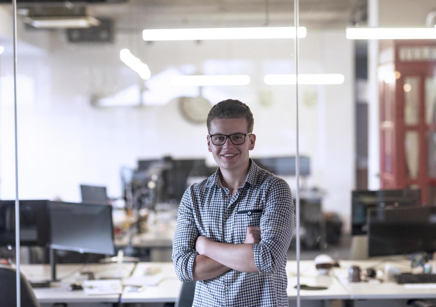 hombre de negocios en la oficina moderna foto