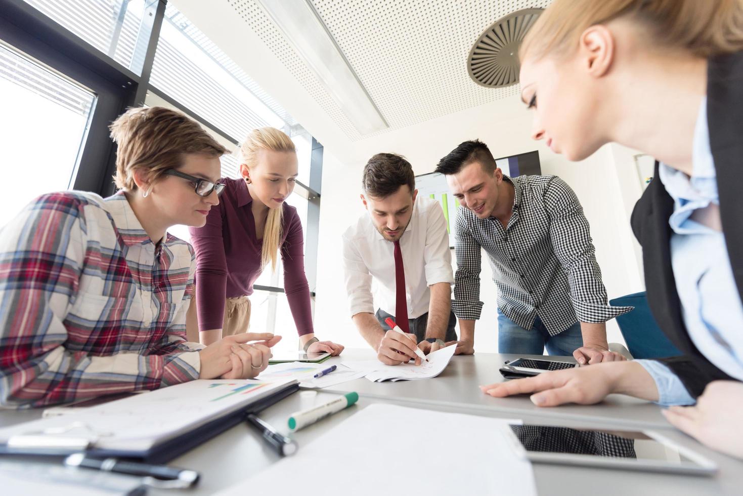 equipo de negocios de inicio en la reunión en la oficina moderna foto