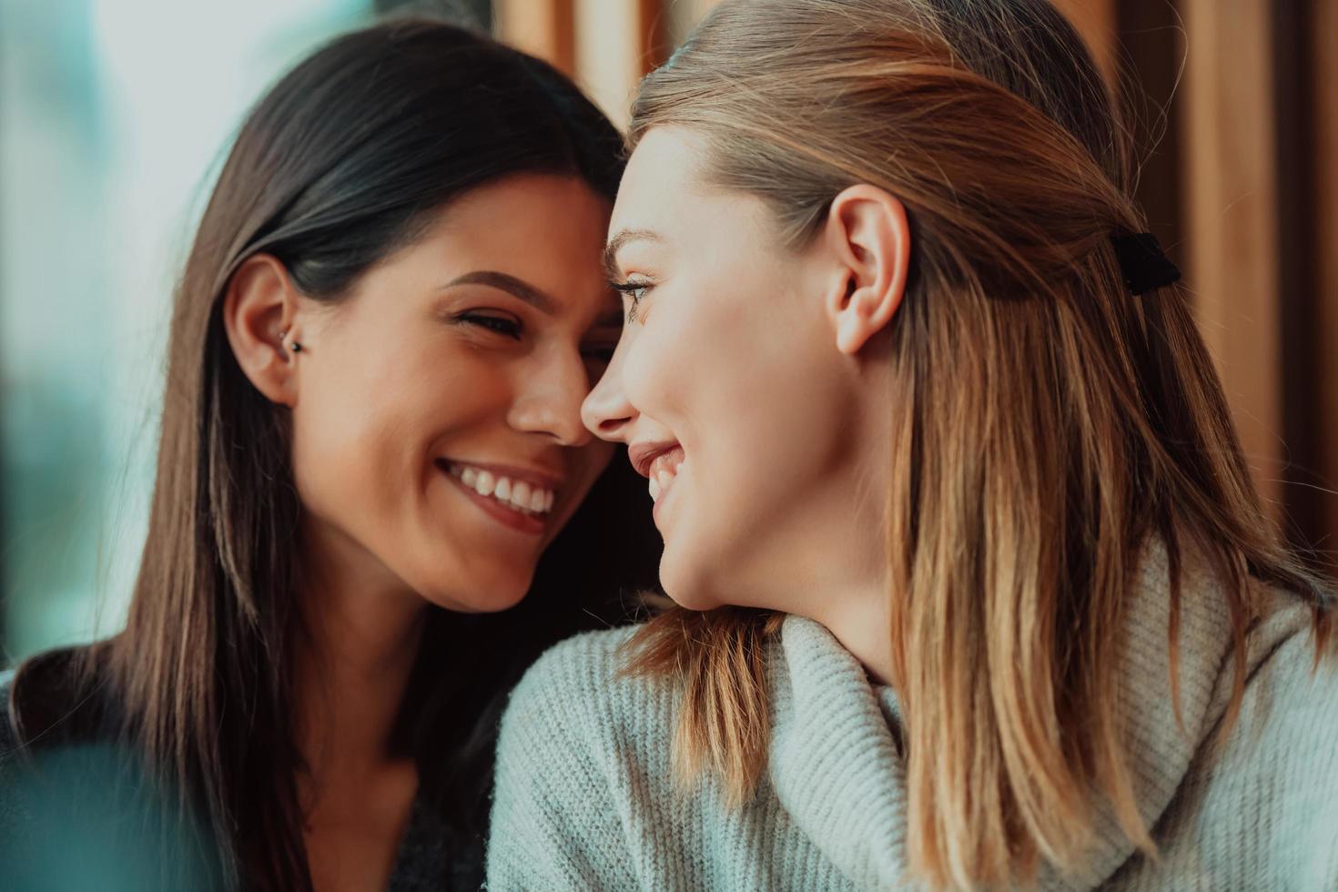 diversas amigas chicas lesbianas pareja abrazándose. elegantes y geniales mujeres de la generación z que salen enamoradas disfrutan de relaciones románticas foto