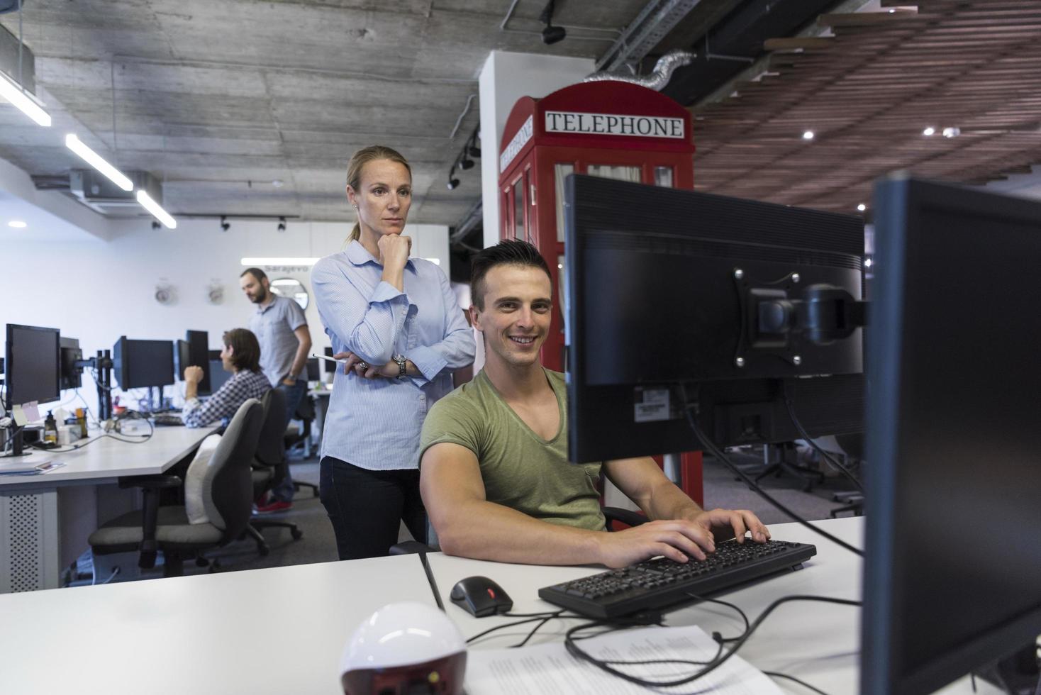 pareja de negocios en la oficina foto