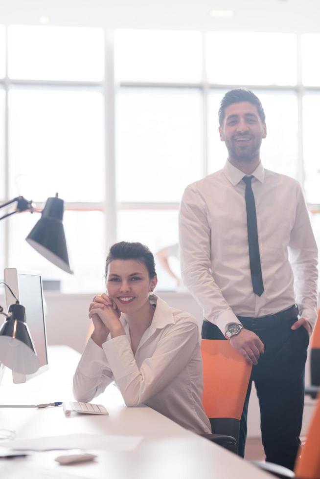 retrato de pareja de negocios en la oficina foto