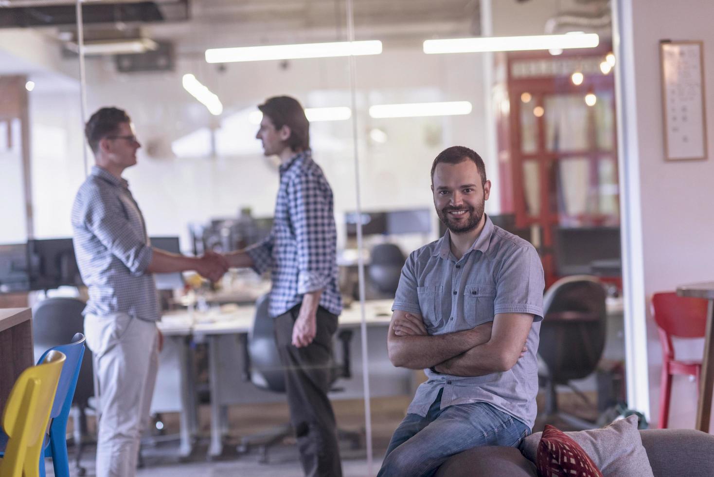 poner en marcha el equipo de negocios foto