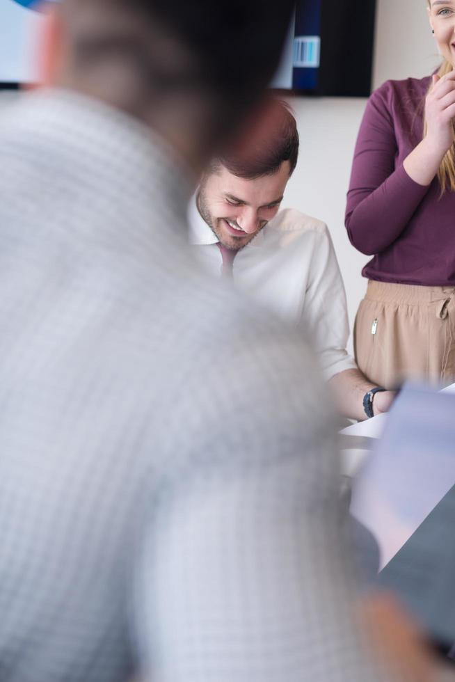 grupo de jóvenes empresarios reunidos en una oficina moderna foto