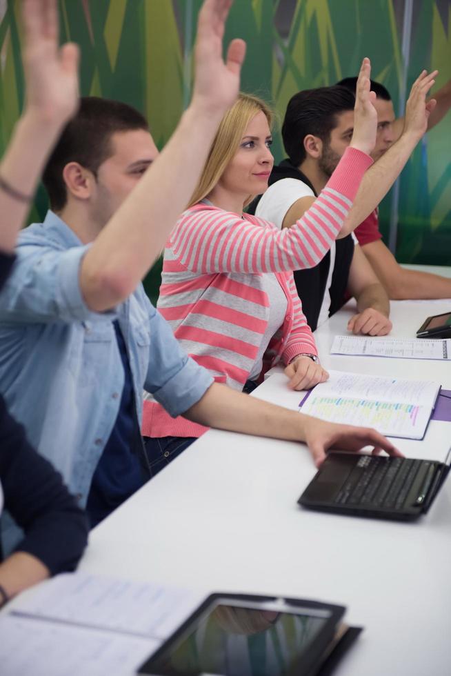 grupo de estudiantes levantan la mano foto