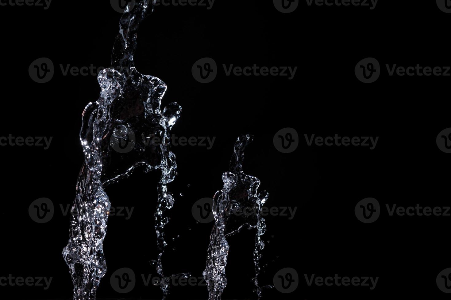 toma de agua en estudio, agua blanca y fondo negro, agua pura para bebida y espacio de copia de concepto de comida para texto y diseño foto