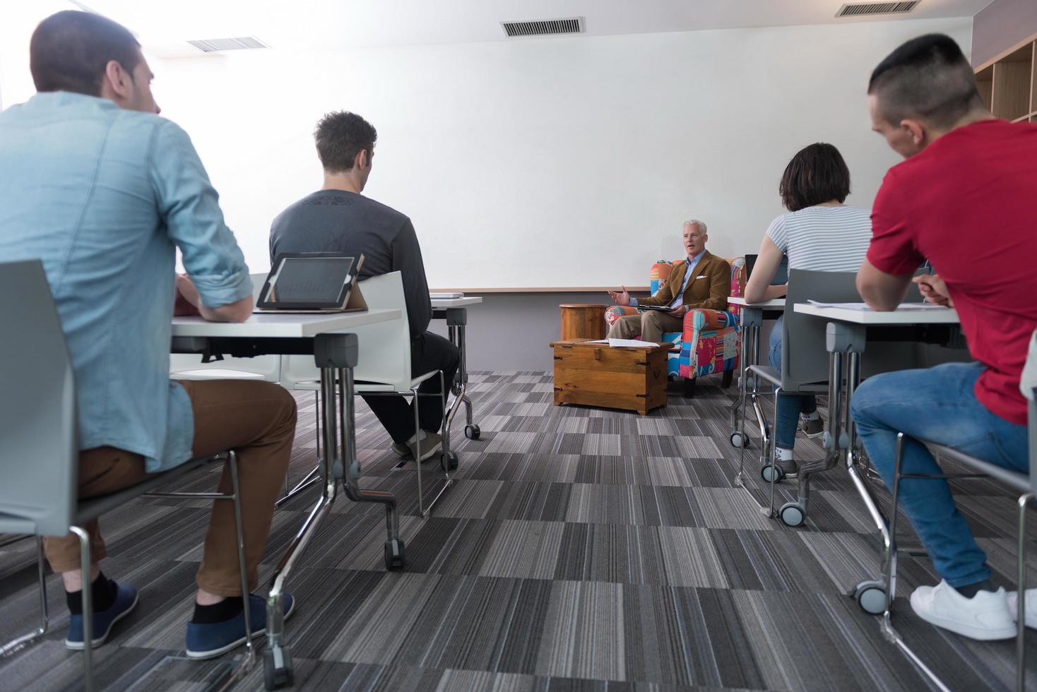 profesor con un grupo de estudiantes en el aula foto