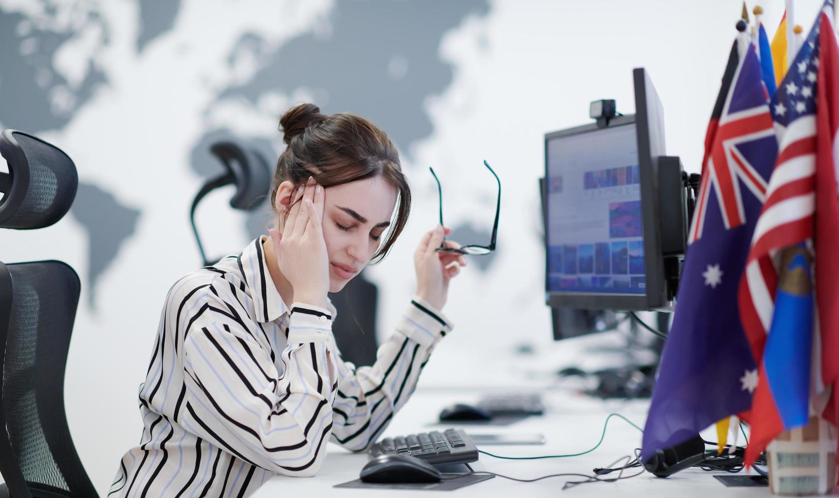 mujer de negocios casual cansada tomando un descanso del trabajo foto