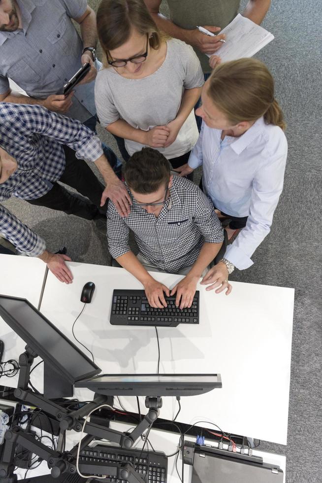 grupo de personas de negocios de inicio trabajando en equipo para encontrar una solución foto