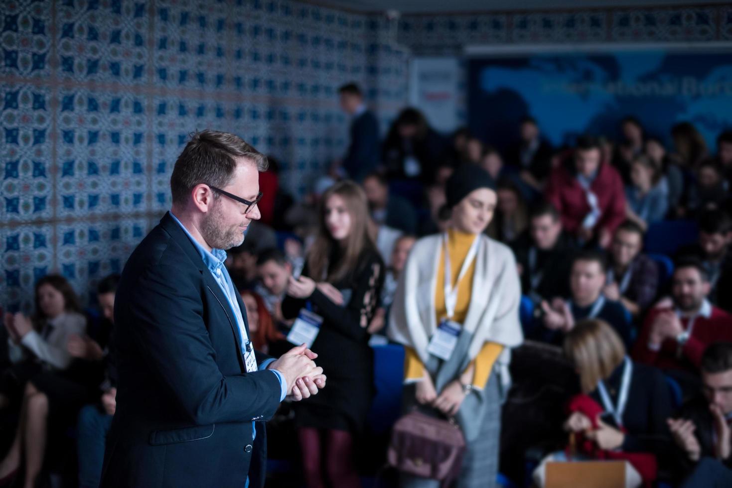 exitoso hombre de negocios dando presentaciones en la sala de conferencias foto