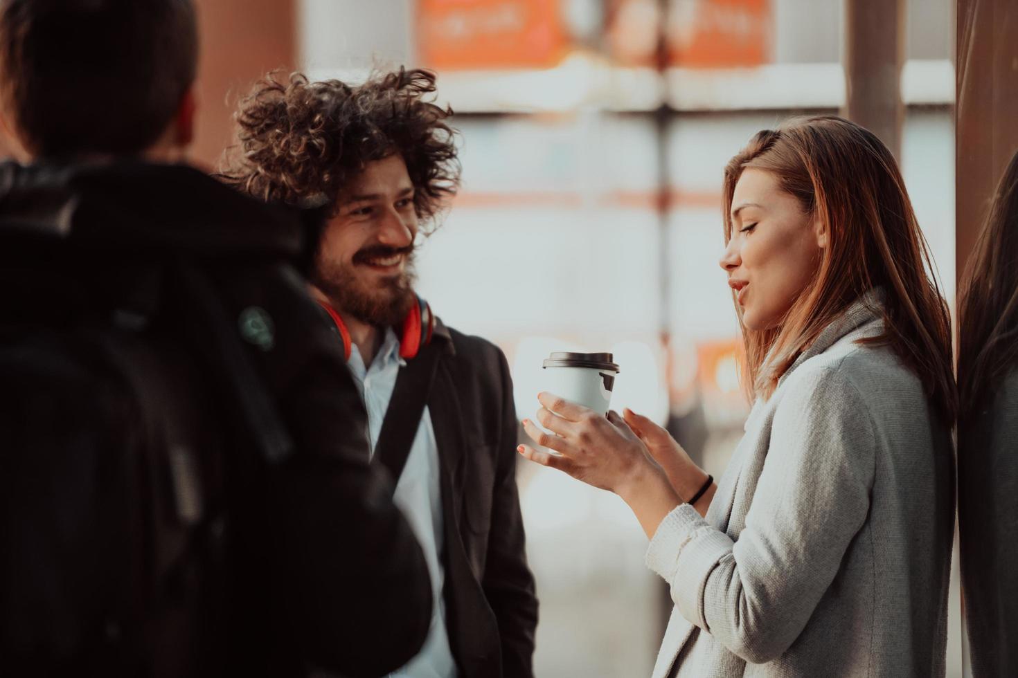 dos jóvenes están tomando café y tomando un descanso del trabajo foto