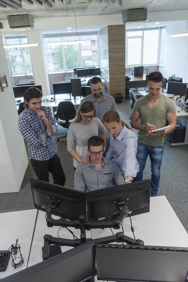 grupo de personas de negocios de inicio trabajando en equipo para encontrar una solución foto