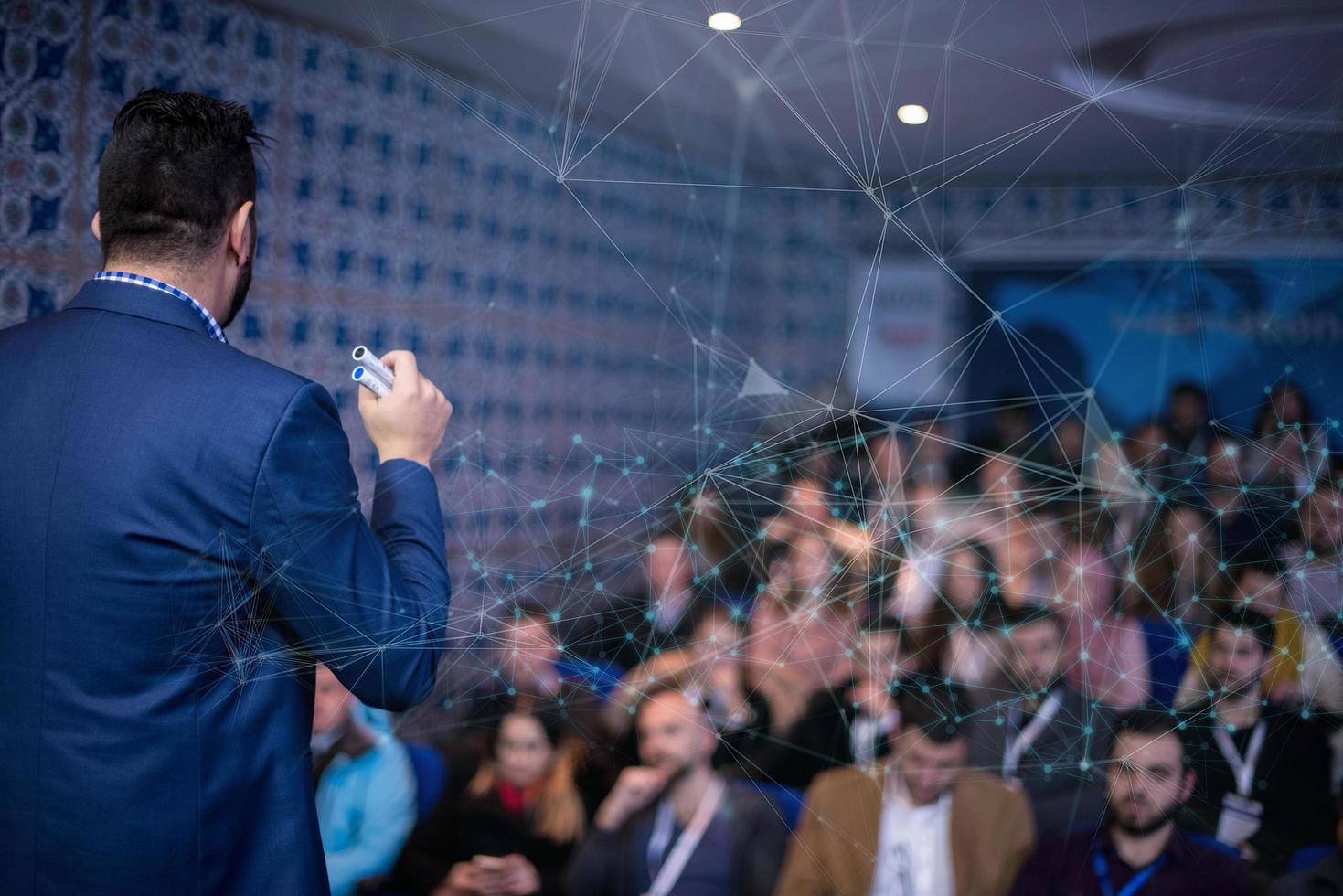 exitoso hombre de negocios dando presentaciones en la sala de conferencias foto