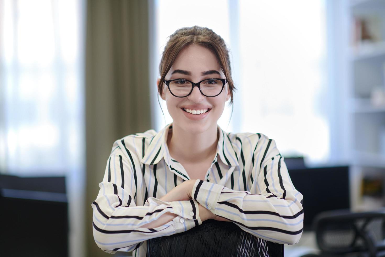 retrato de mujer de negocios con gafas foto