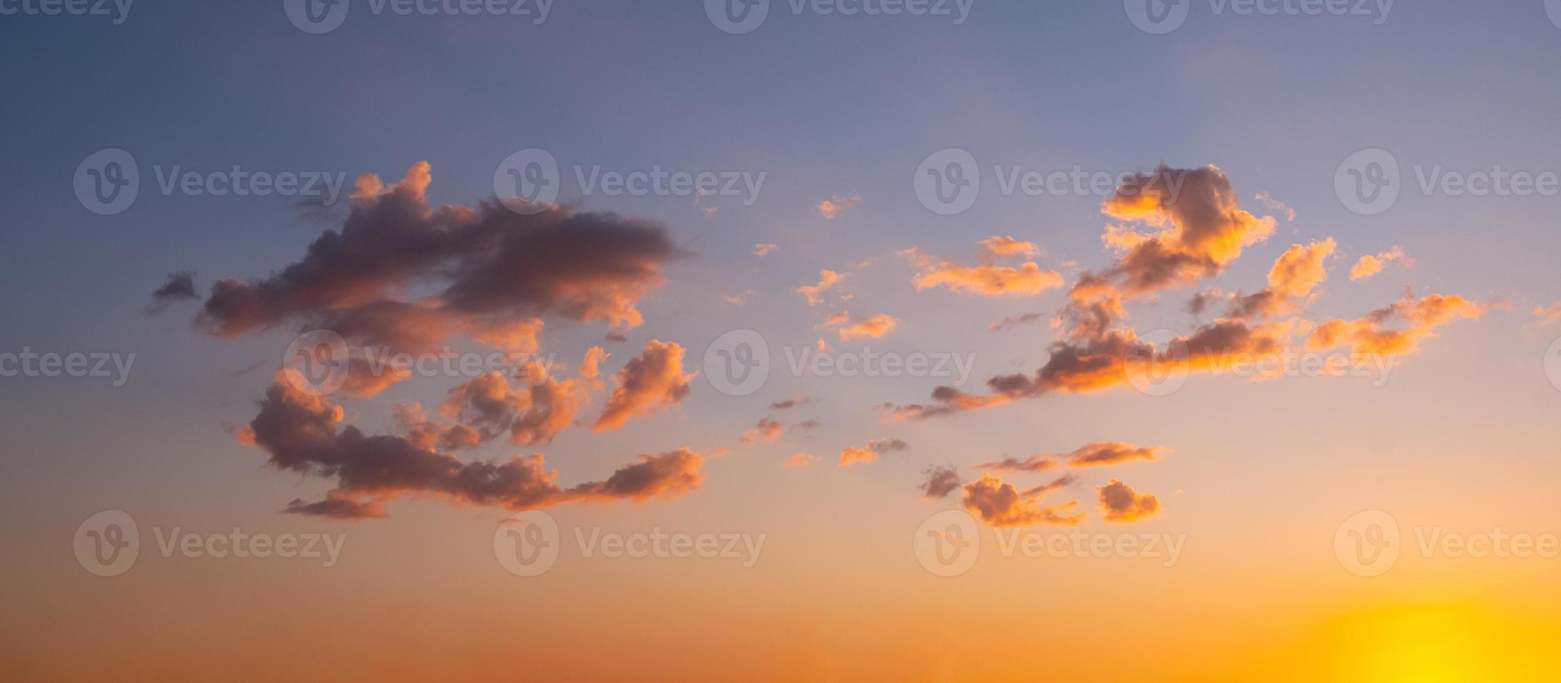 cielo nocturno nublado con sol naranja, puesta de sol de verano foto