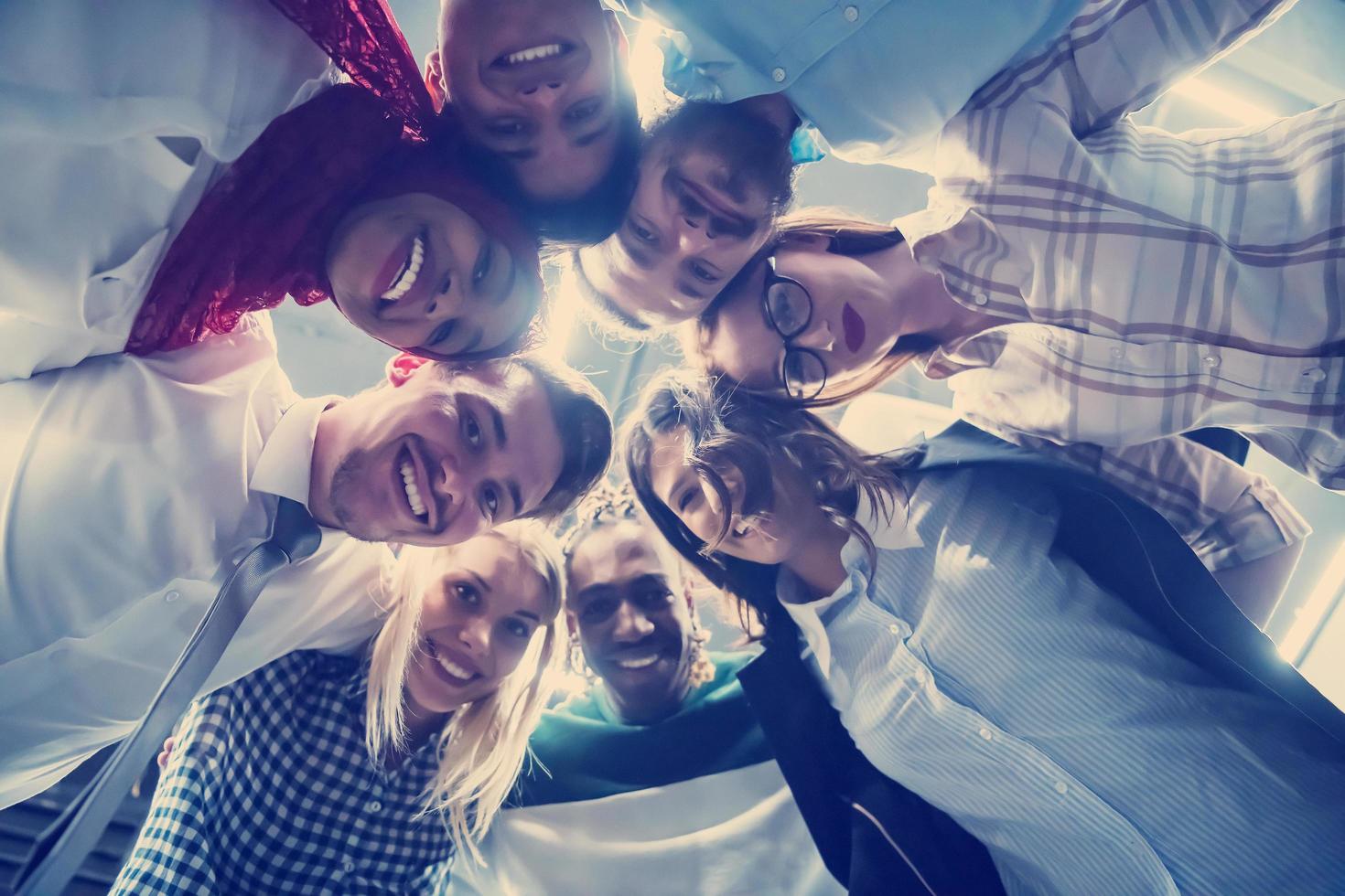 grupo multiétnico de jóvenes empresarios celebrando el éxito foto