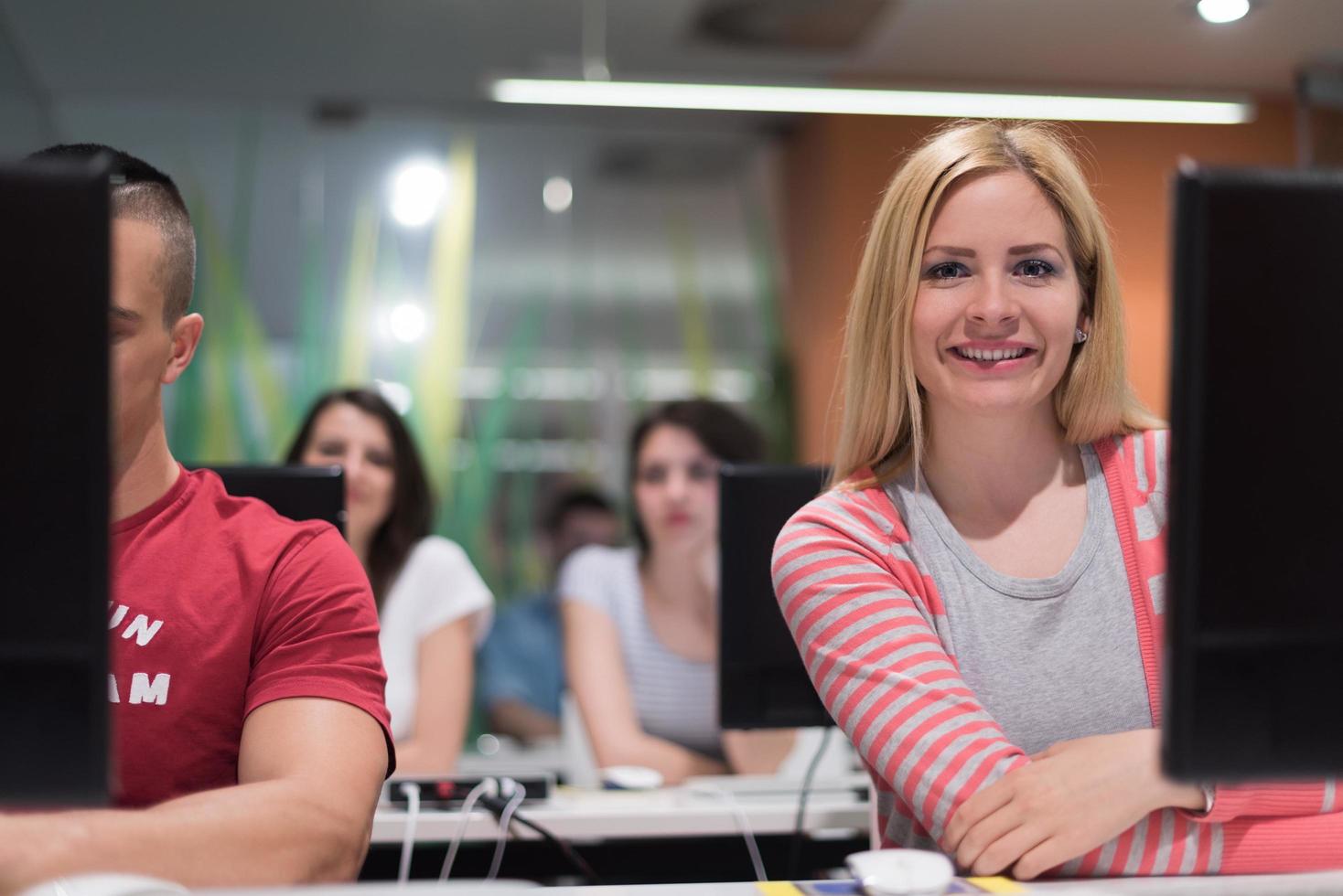 grupo de estudiantes de tecnología que trabajan en el aula de la escuela de laboratorio de computación foto