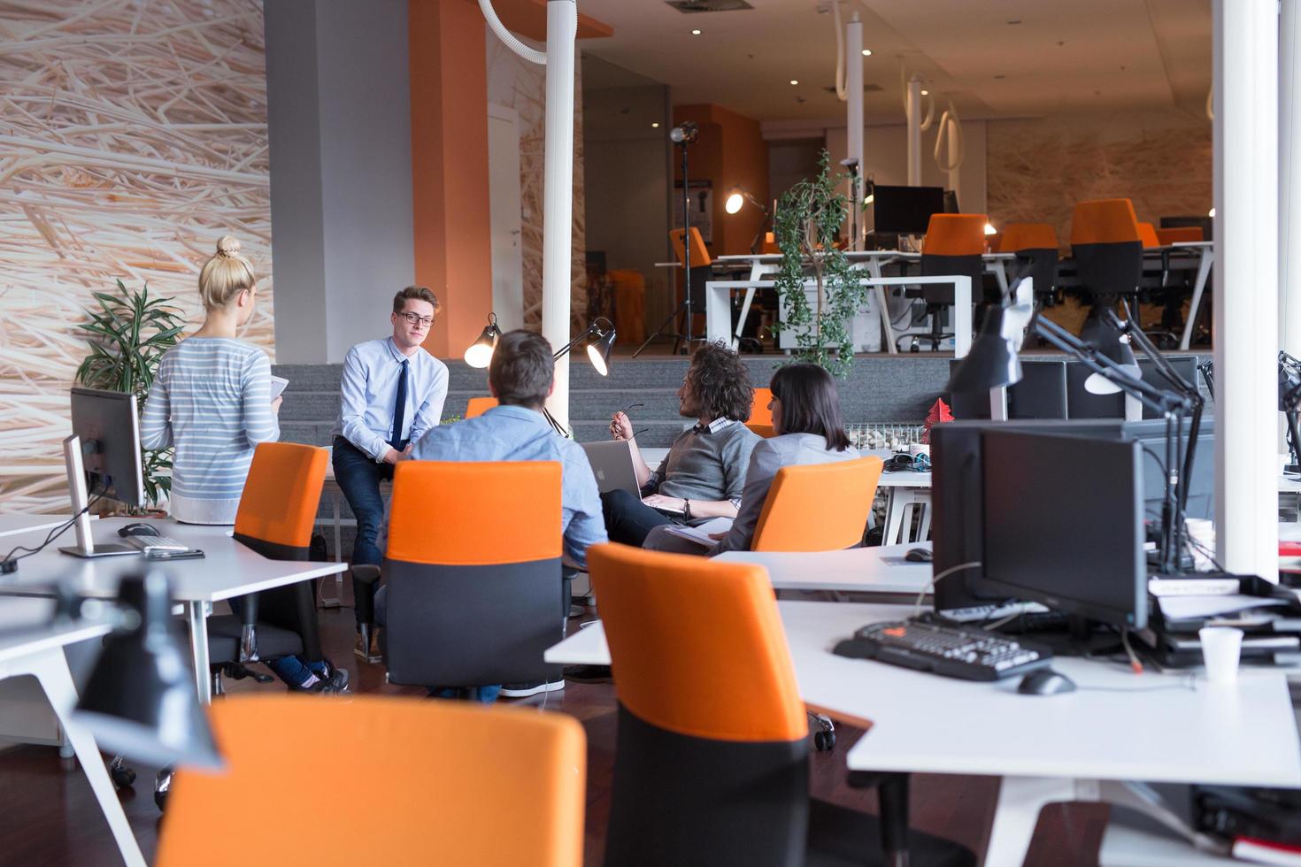 joven equipo de negocios en una reunión en un edificio de oficinas moderno foto