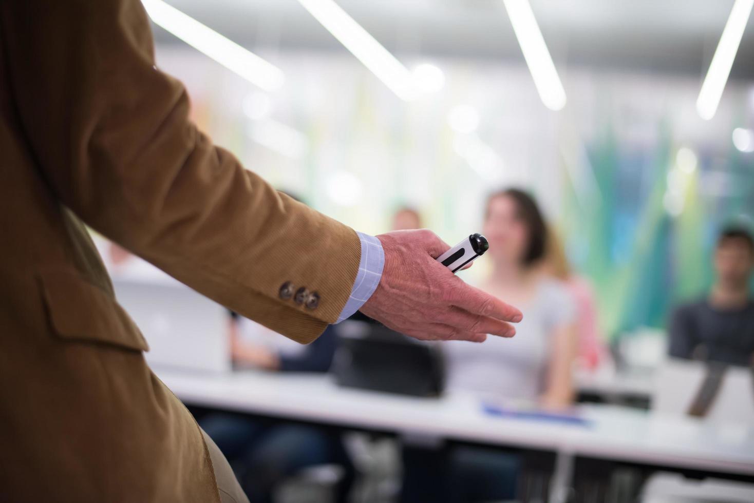 primer plano de la mano del maestro mientras enseña en el aula foto