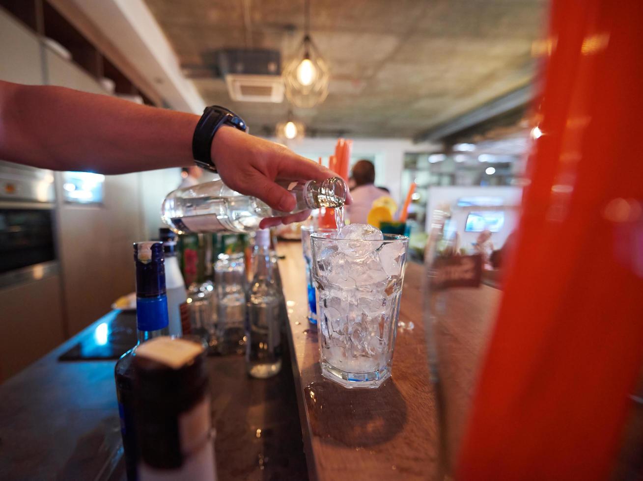 barman prepara una bebida de cóctel fresca foto