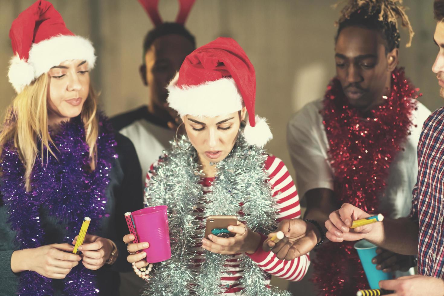 mujer preparando música desde el teléfono para bailar foto