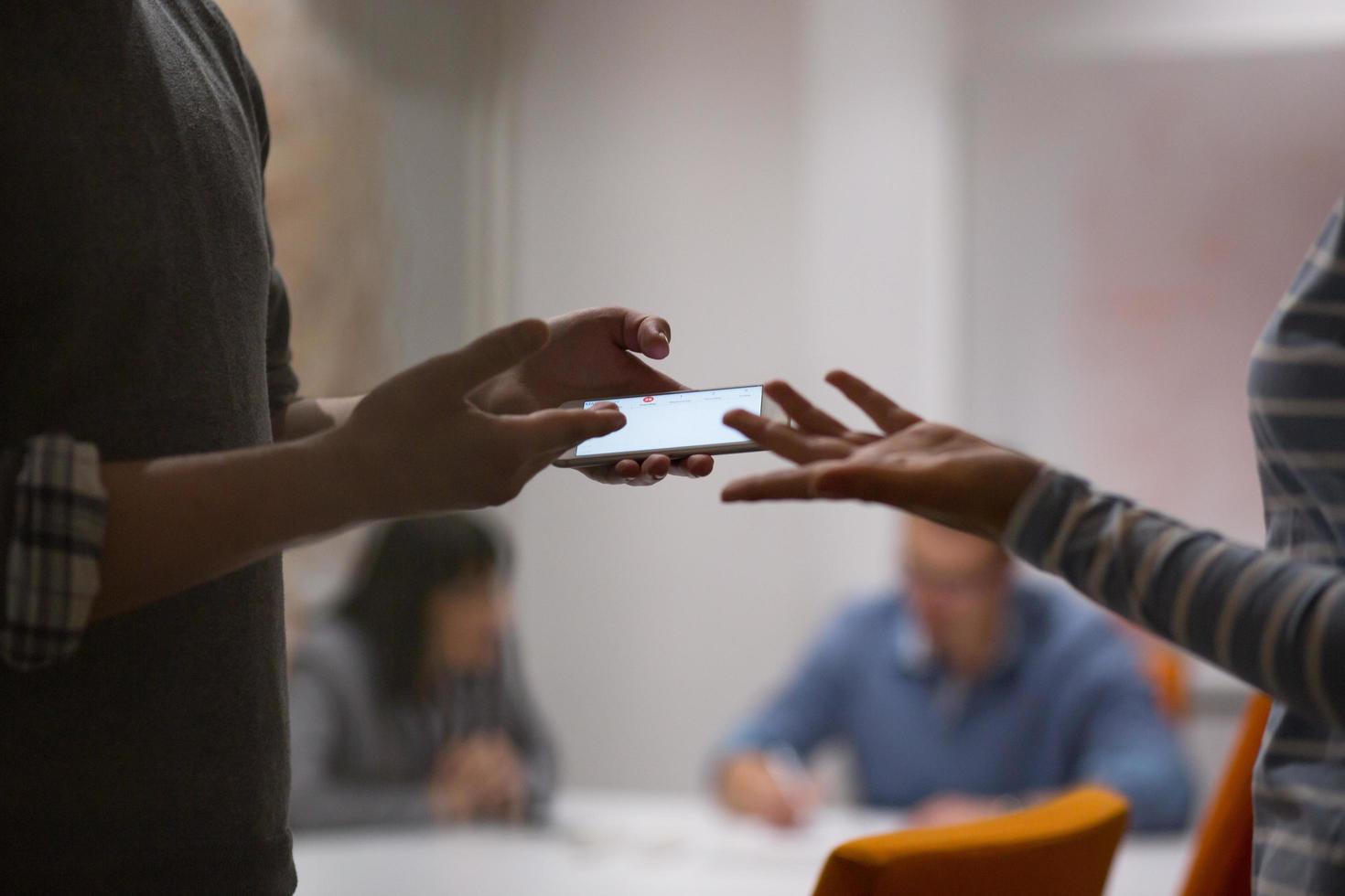 equipo de negocios en una reunión en un edificio de oficinas moderno foto