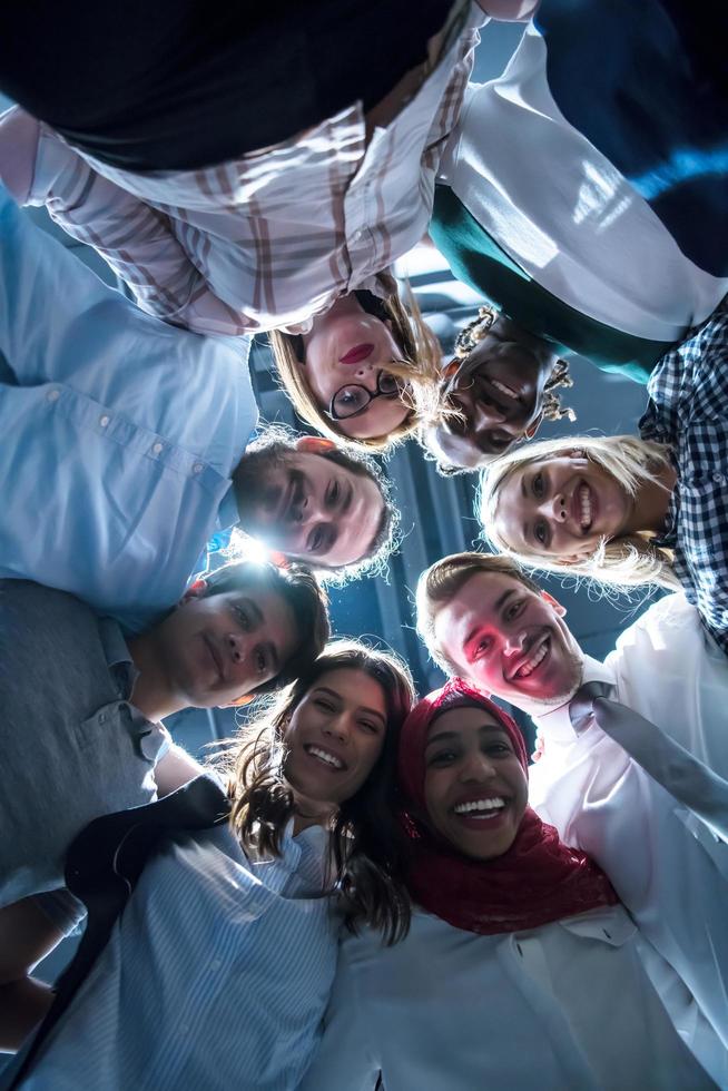 grupo multiétnico de jóvenes empresarios celebrando el éxito foto