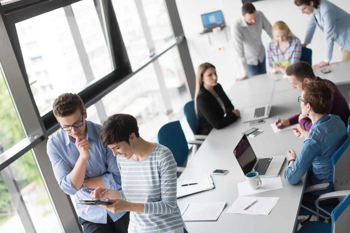 gente de negocios trabajando con tableta en la oficina foto