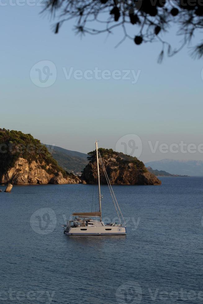 hermosa playa azul de skala cerca de preveza verano griego viajando fondo moderno impresión de gran tamaño de alta calidad foto