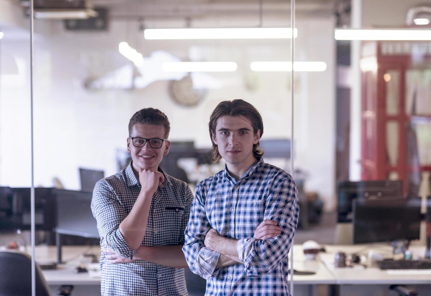 poner en marcha el equipo de negocios foto