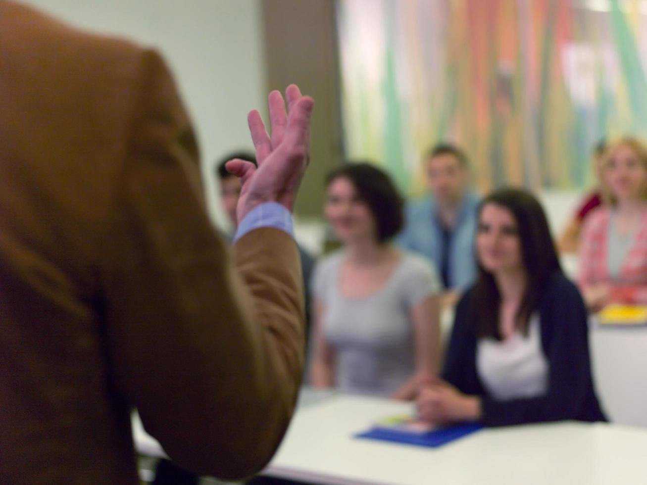 primer plano de la mano del maestro mientras enseña en el aula foto