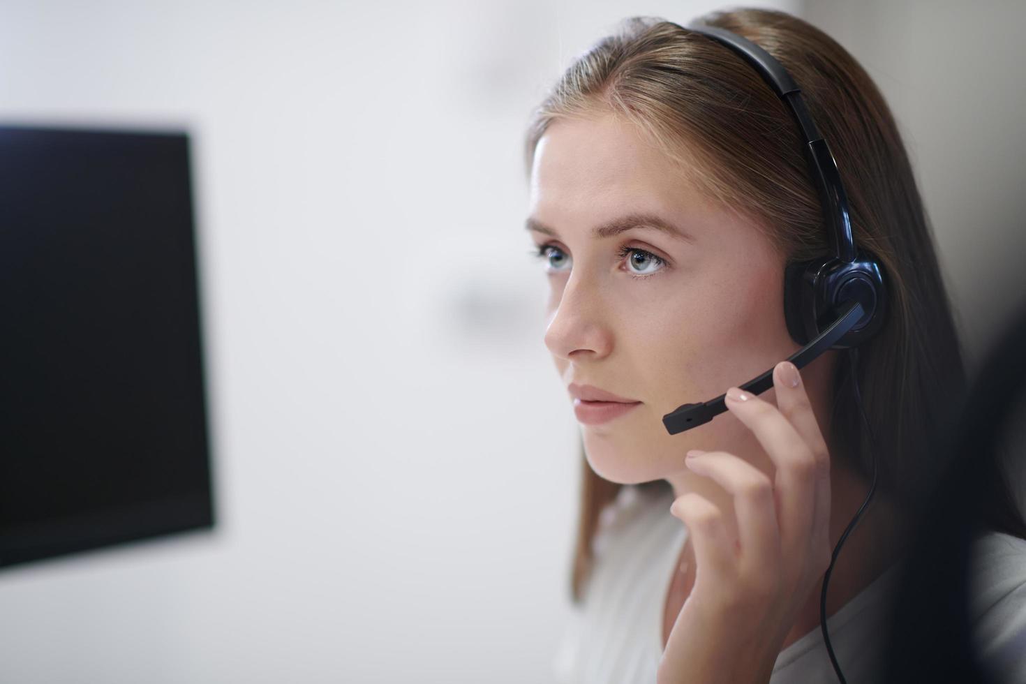 mujer de negocios con auriculares en el trabajo foto