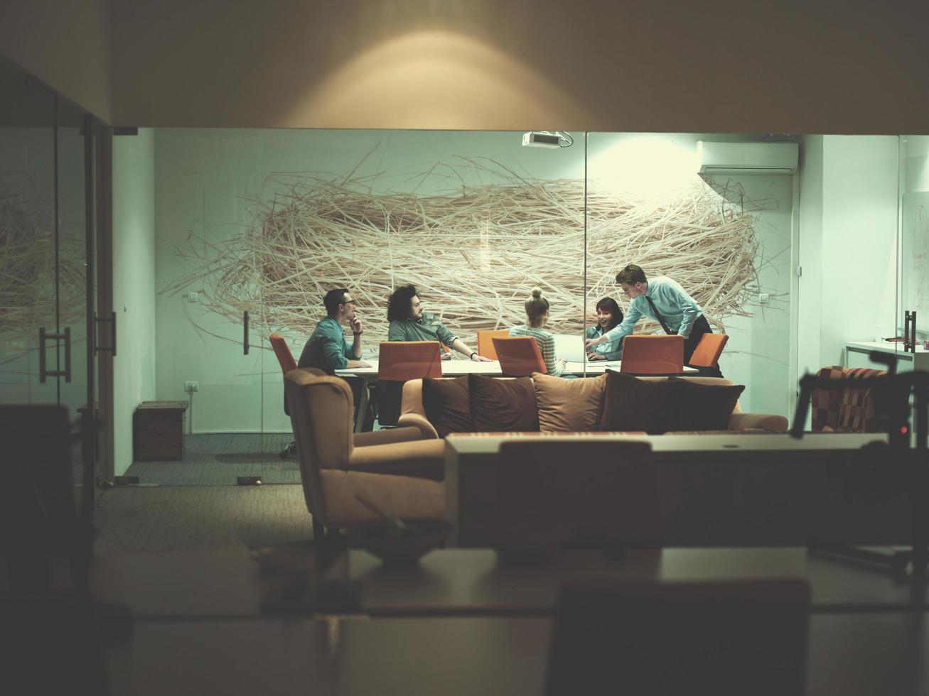 equipo de negocios en una reunión en un edificio de oficinas moderno foto