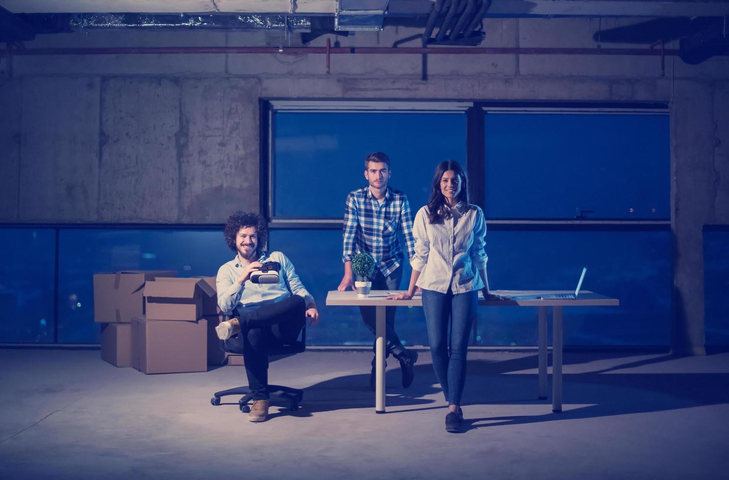 gente de negocios en grupo, arquitecto e ingeniero en el sitio de construcción foto