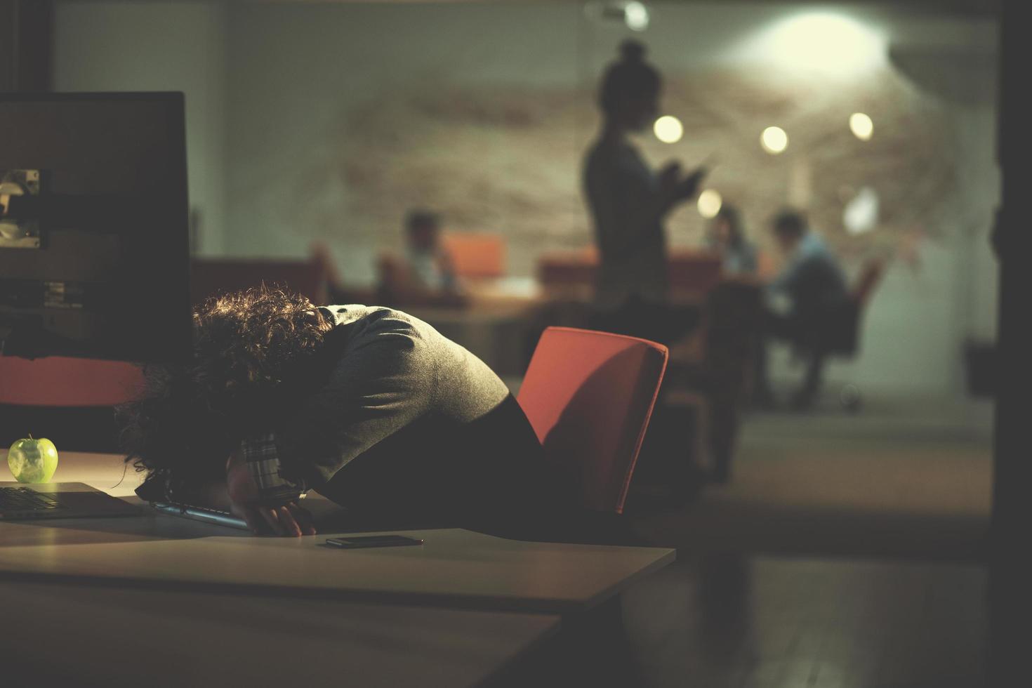 hombre de negocios descansando en el escritorio foto