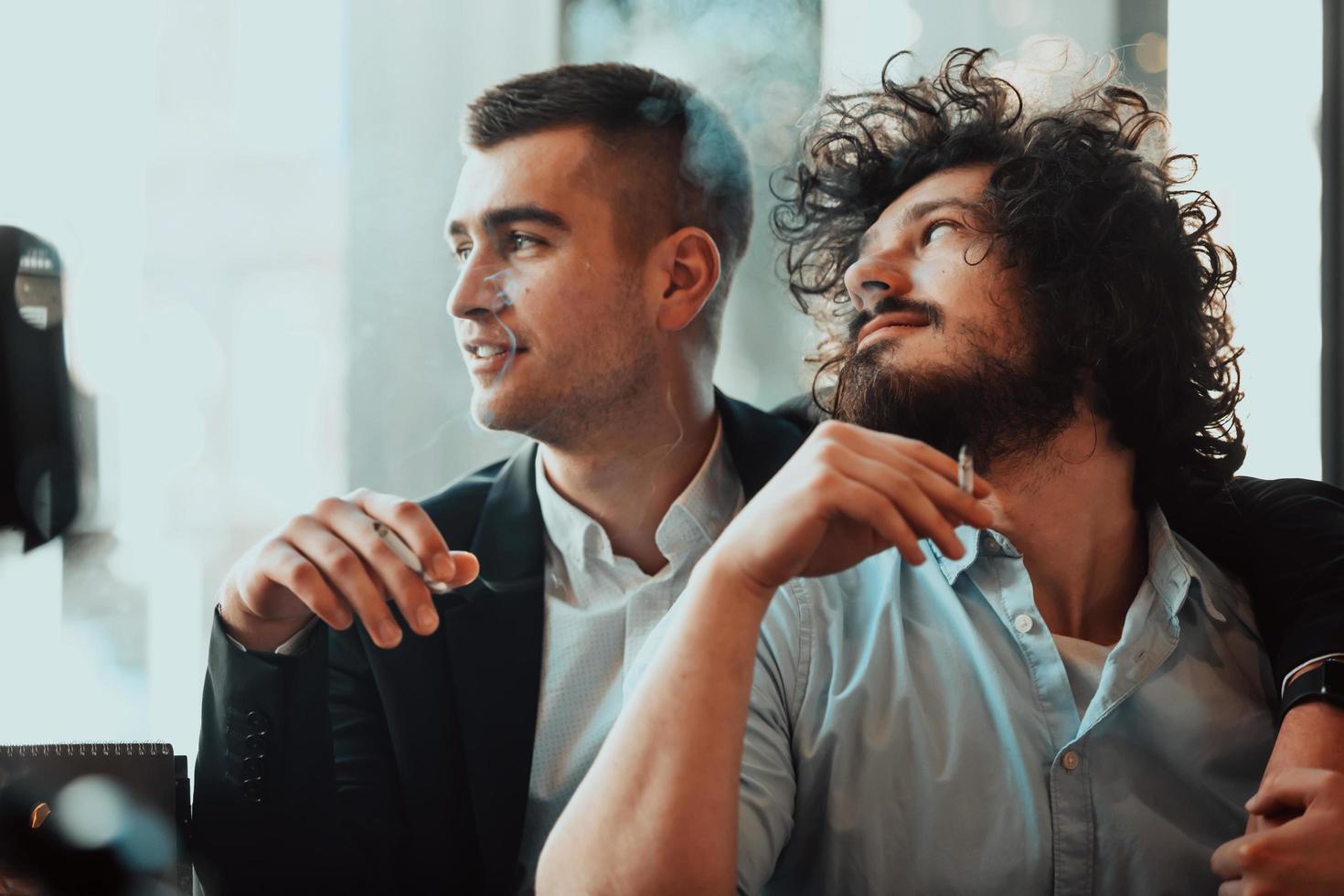 retrato de una pareja masculina romántica lgbt gay diversa multiétnica abrazándose y mostrando su amor foto