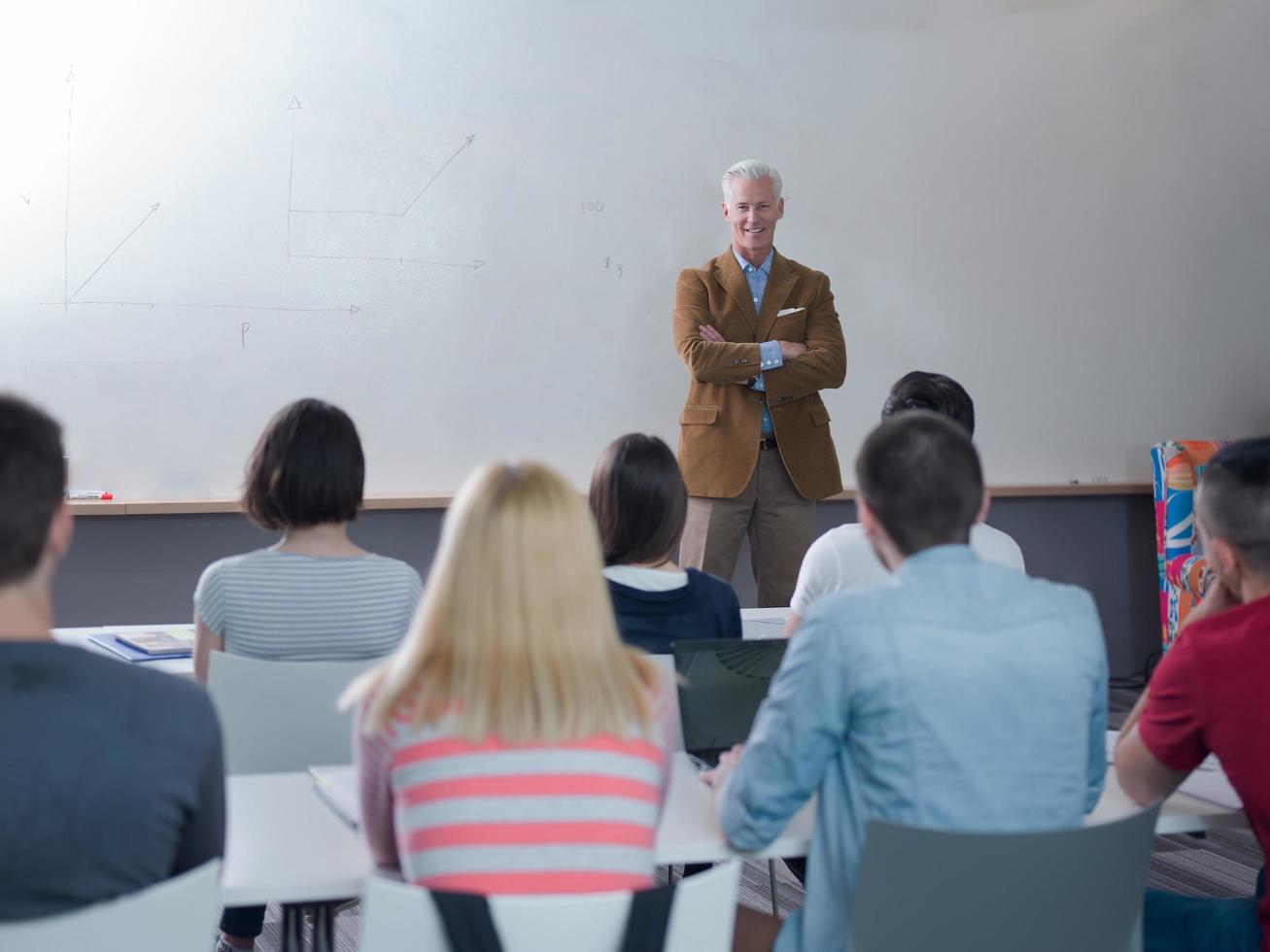 profesor con un grupo de estudiantes en el aula foto