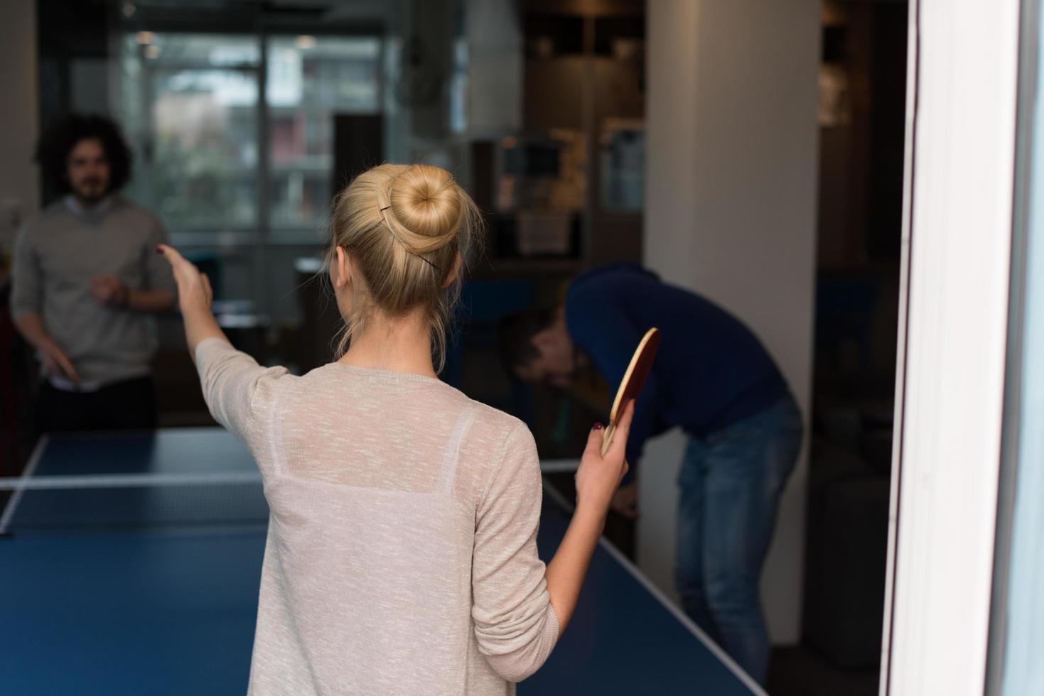 equipo de negocios de inicio jugando tenis de ping pong foto