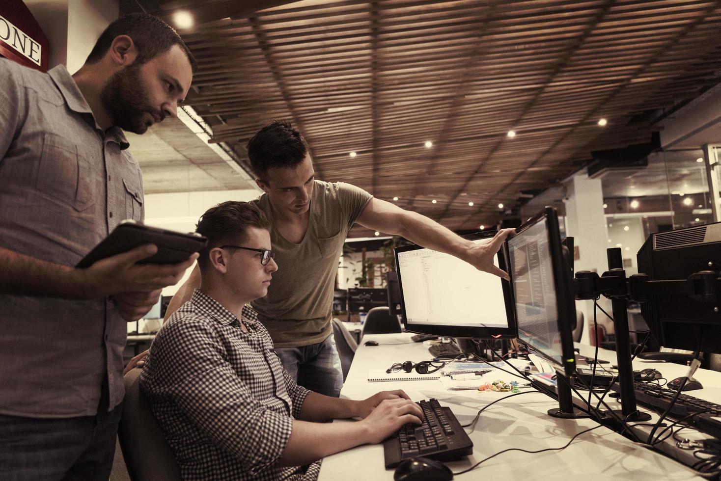 grupo de personas de negocios de inicio trabajando en equipo para encontrar una solución foto