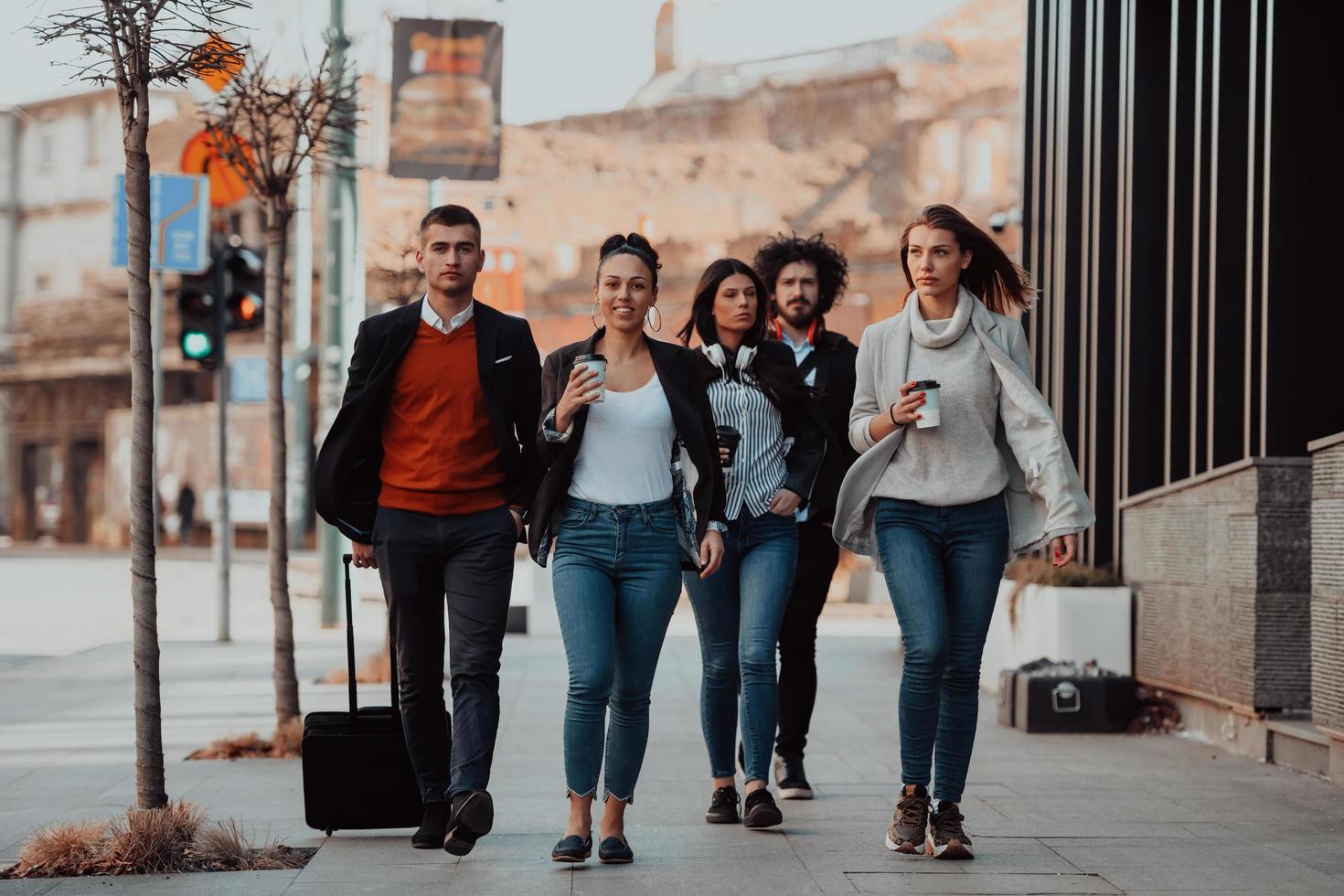 elegantes empresarios caminando en una ciudad moderna después de un duro día de trabajo foto