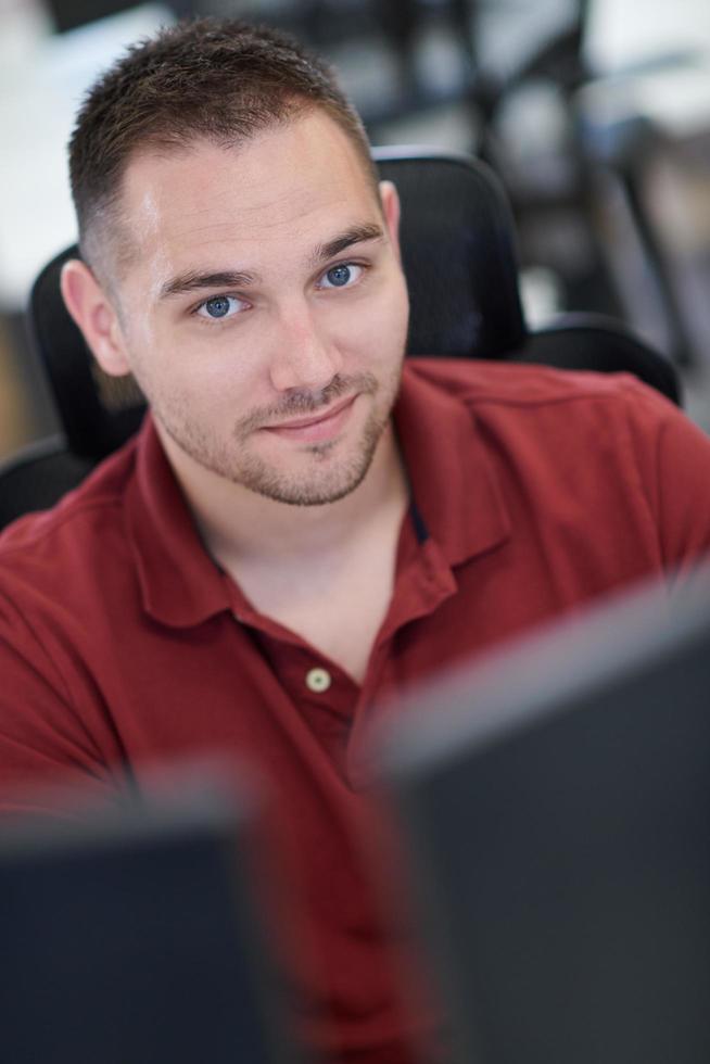 hombre de negocios casual que trabaja en una computadora de escritorio foto