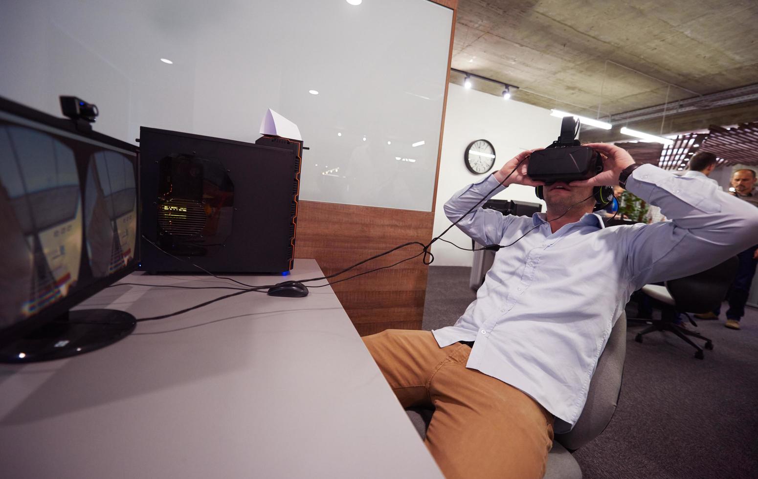 hombre usando gafas de computadora de gadget de realidad virtual foto