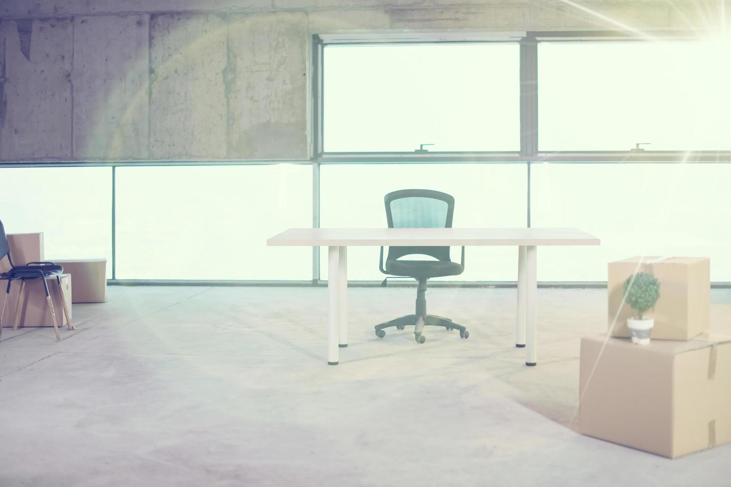 pertenencias personales en un nuevo edificio de oficinas de inicio sin terminar vacío foto