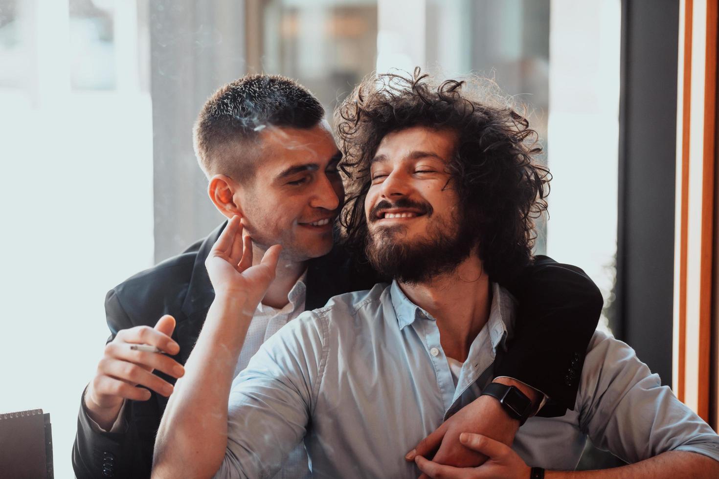 diversos amigos pareja gay abrazos. los hombres elegantes y geniales de la generación z que salen enamorados disfrutan de relaciones románticas foto